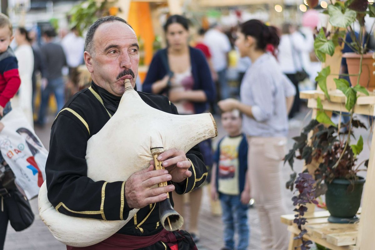 A man plays the gudastviri