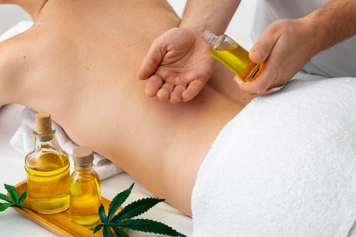 Back massage with aroma oil