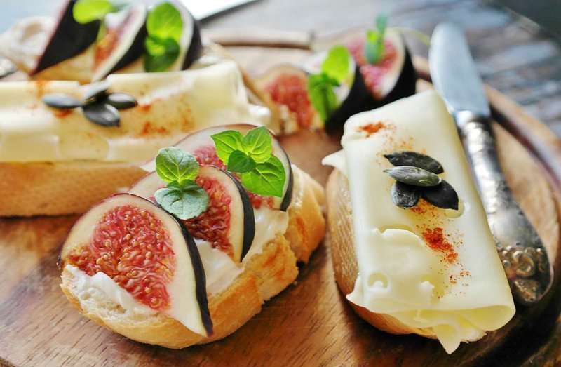 Bruschetta with figs