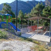 Детская площадка и тренажерный зал на открытом воздухе