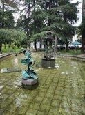 შადრევანი მეფრინველეობის სახლთან