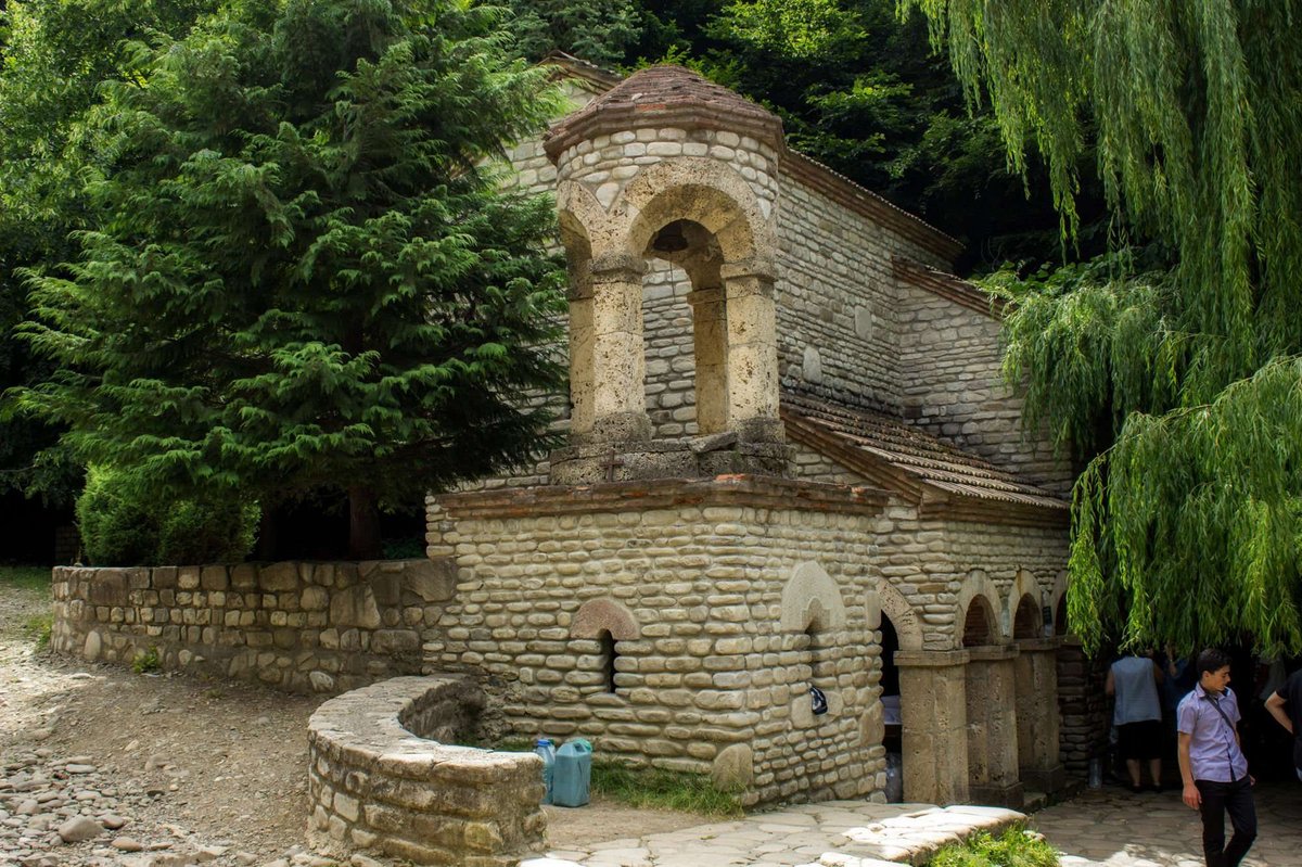 Istochnik-Svyatoy-Nino-v-doline-Tana