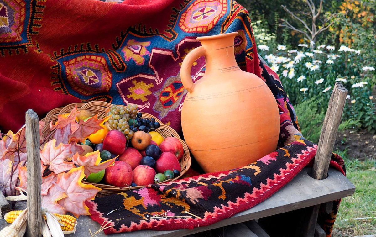 Korzina_s_fruktami_i_banochka_na_osennem_prazdn