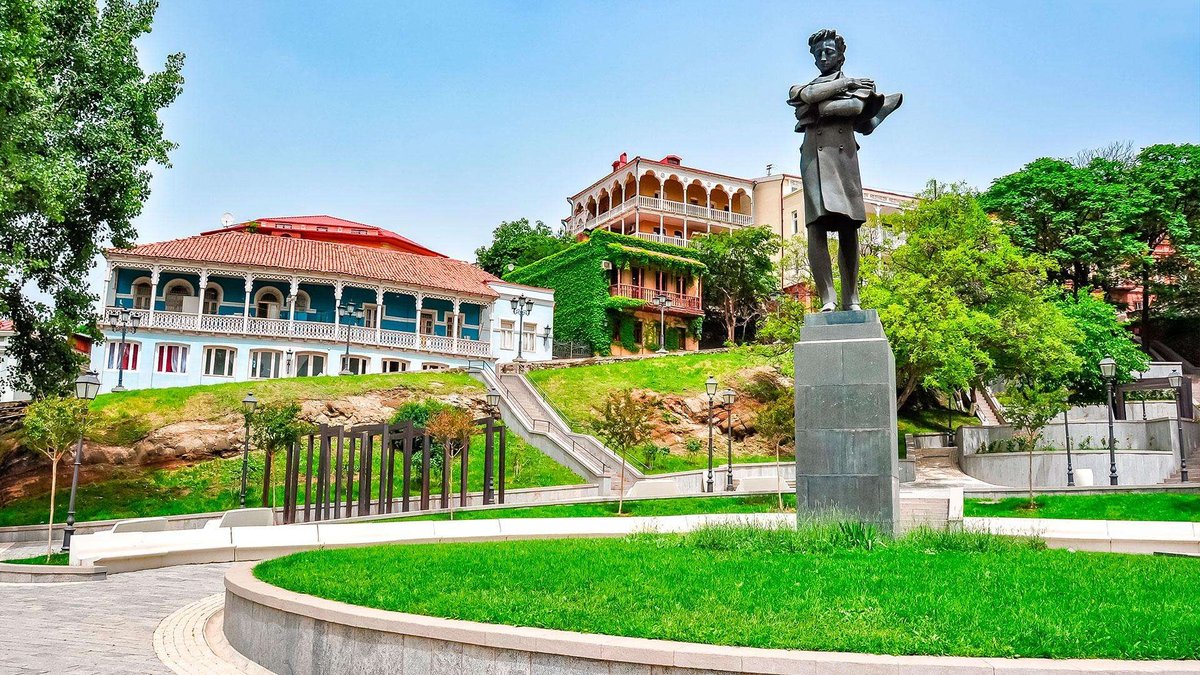 Monument to Baratashvili in the center of Baratashvili