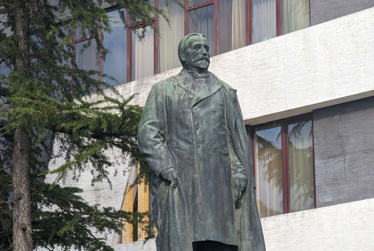 Monument to Ilia Chavchavadze