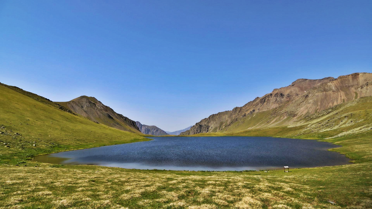 Озеро Чёрных скал