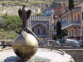 ძეგლი შადრევანი ფალკონი და ხოხობი
