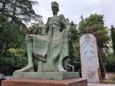 Памятник Константину Гамсахурдиа