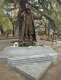 Памятник Рамазу Чхиквадзе