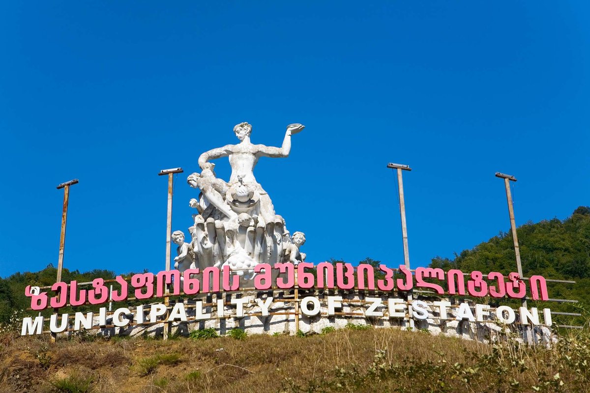 Sculptural-composition-at-the-entrance-to-Zesta