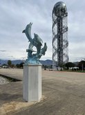 Скульптура "Дельфины" возле Башни Алфавит