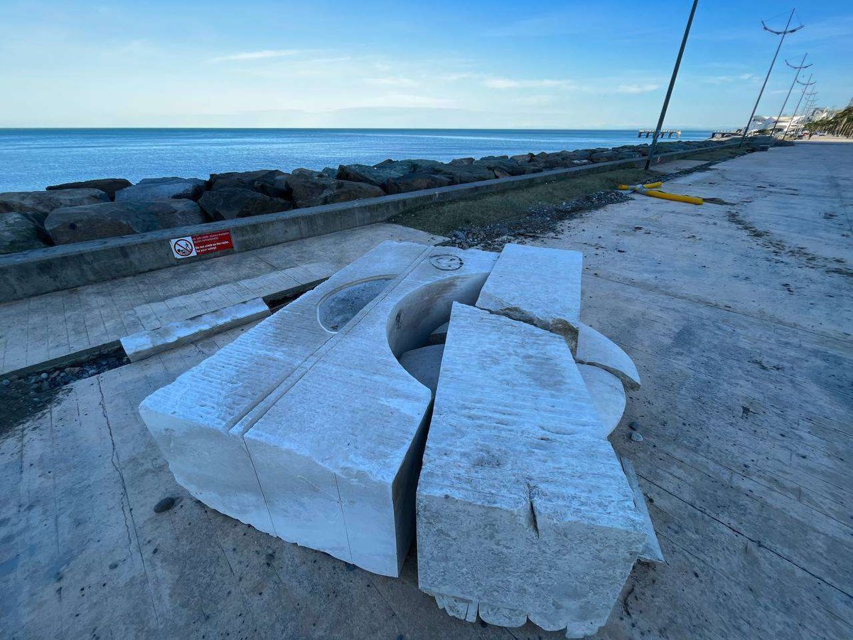 Скульптура "Glow" разбита во время шторма 27.11.2023 - 1.jpg