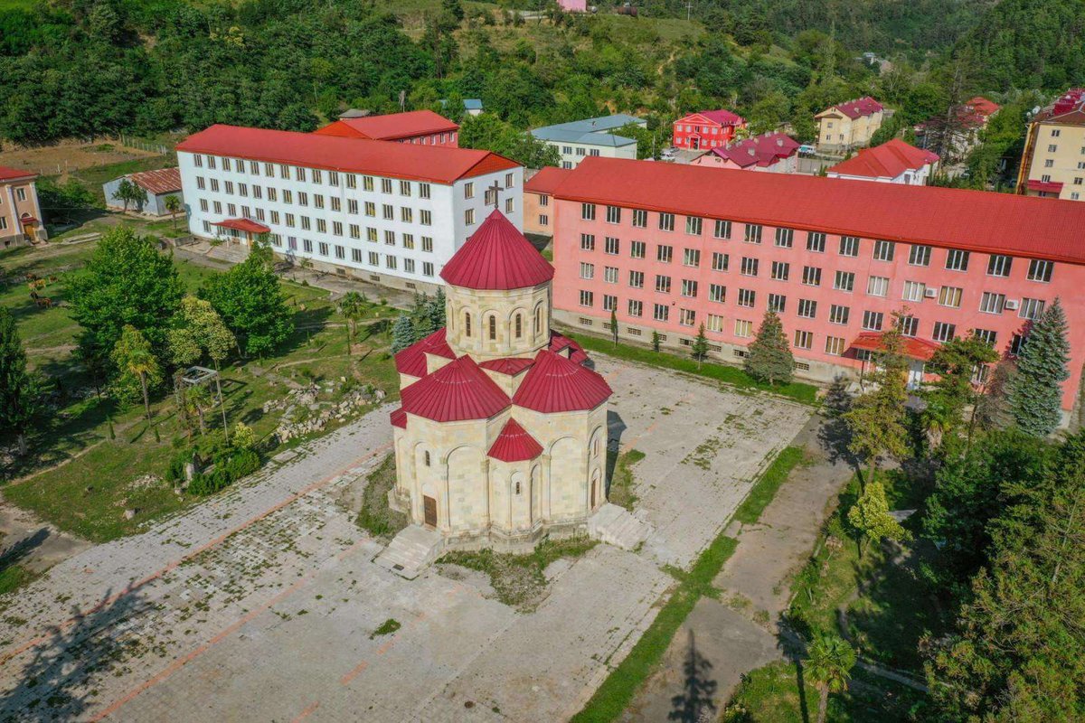 Sobor-Presvyatoy-Bogoroditsy-v-Khichauri