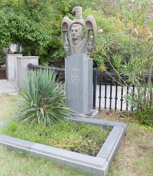 The-tomb-of-the-Georgian-poet-Giorgi-Leonidze