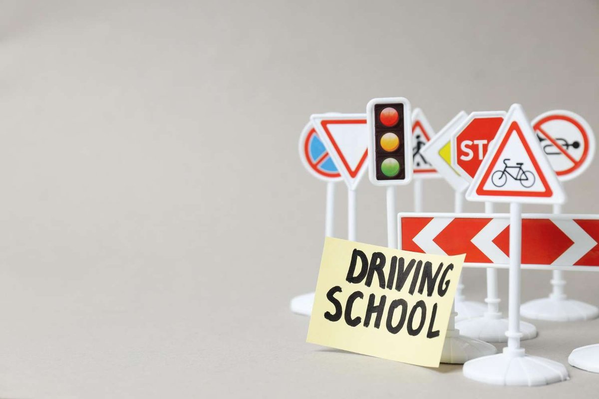 The concept of a driving school and driving lessons