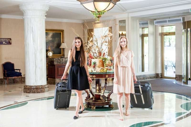 The girls arrived at the hotel.max-800x600