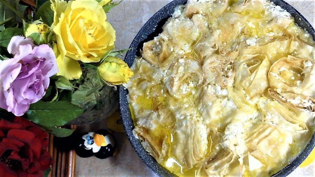 Thin-dough casserole with nadugi and butter