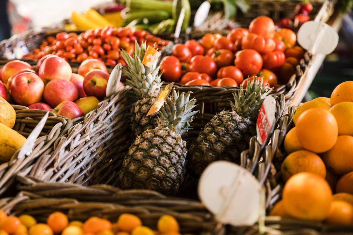 Variatsiya_fruktov_v_pletenoy_korzine_na_rynke