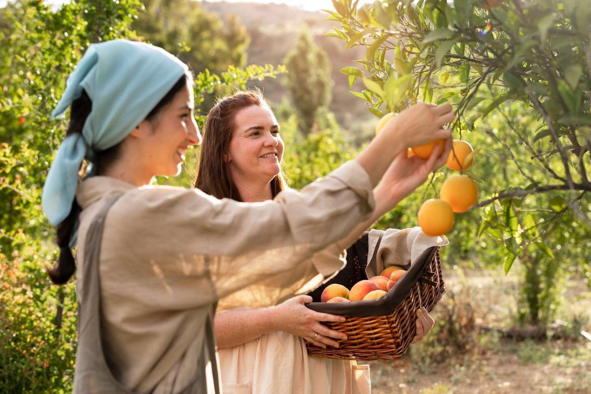 Zhenshchiny_sobirayushchie_frukty_vid_sboku