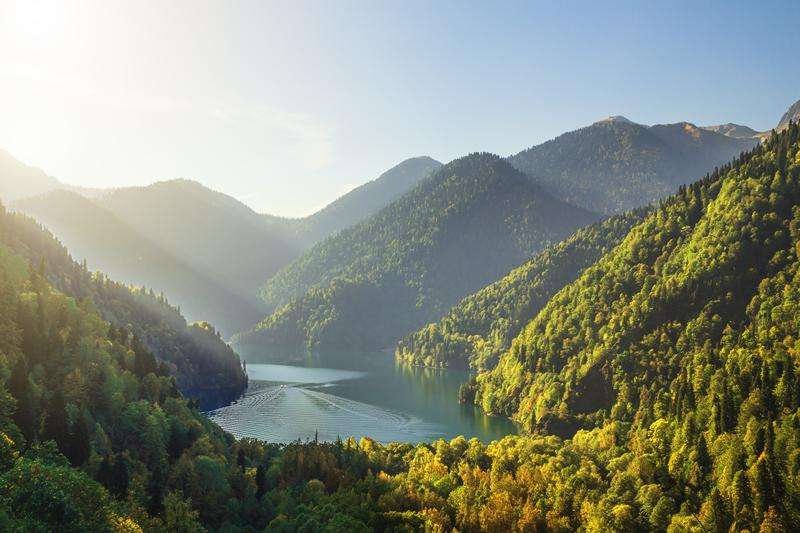 abkhazia-famous-ritsa-lake-picturesque-majes