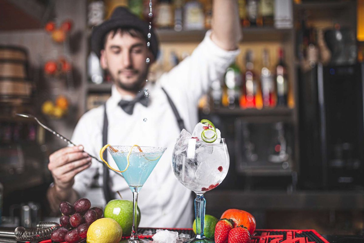 Бармен делает коктейль в ночном клубе