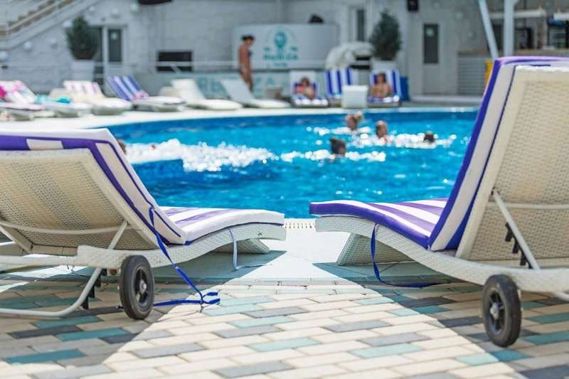 beach-loungers-by-the-hotel-pool.max-800x600