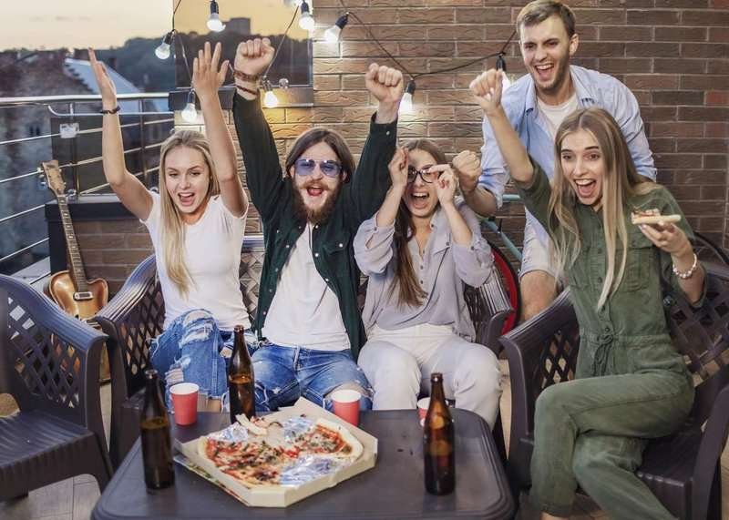 best-friends-having-beer-eating-pizza
