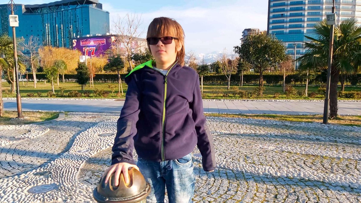 bronze-post-handprint-batumi-park-01.original