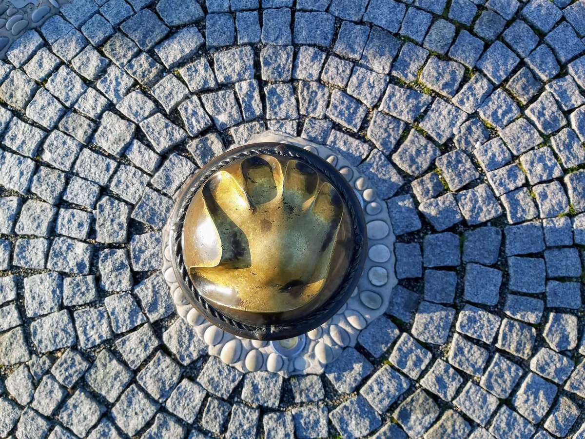 bronze-post-handprint-batumi-park-03.original