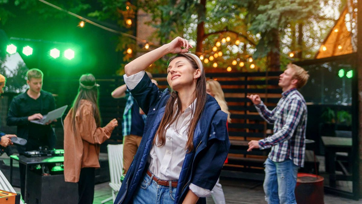 Молодые люди танцуют в баре