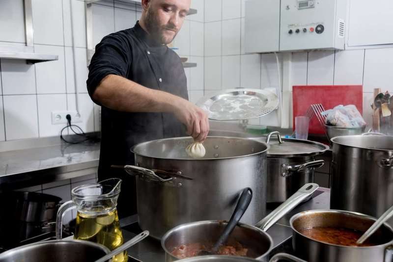 chef-coocking-georgian-khinkali-or-japanese-.max-800x600