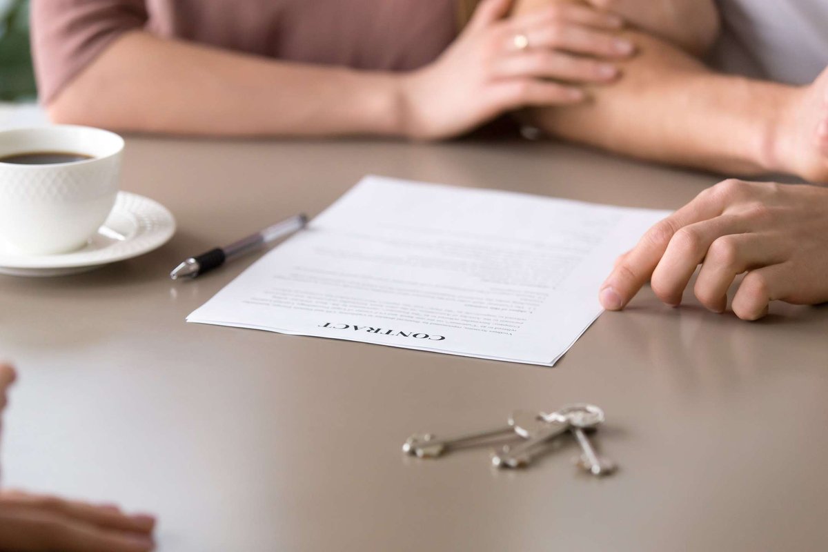 closeup-contract-table.original