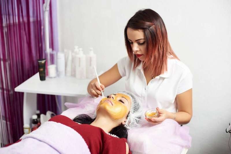 cosmetologist-applies-mask-to-brunette.max-800x600