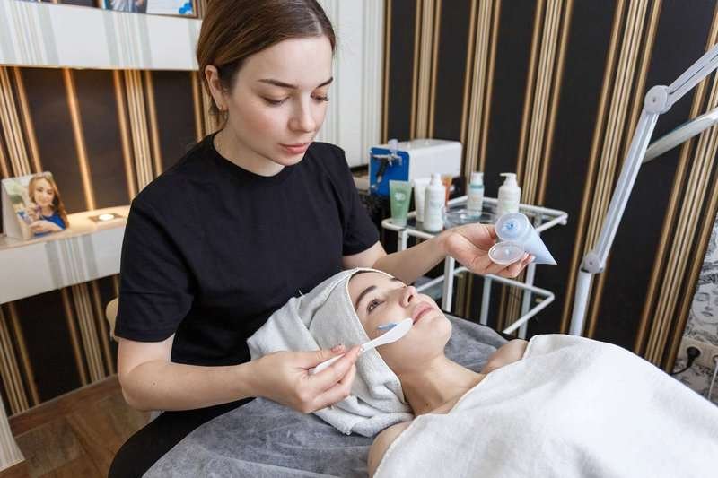 cosmetologist-makes-a-mask-to-a-girl.max-800x600