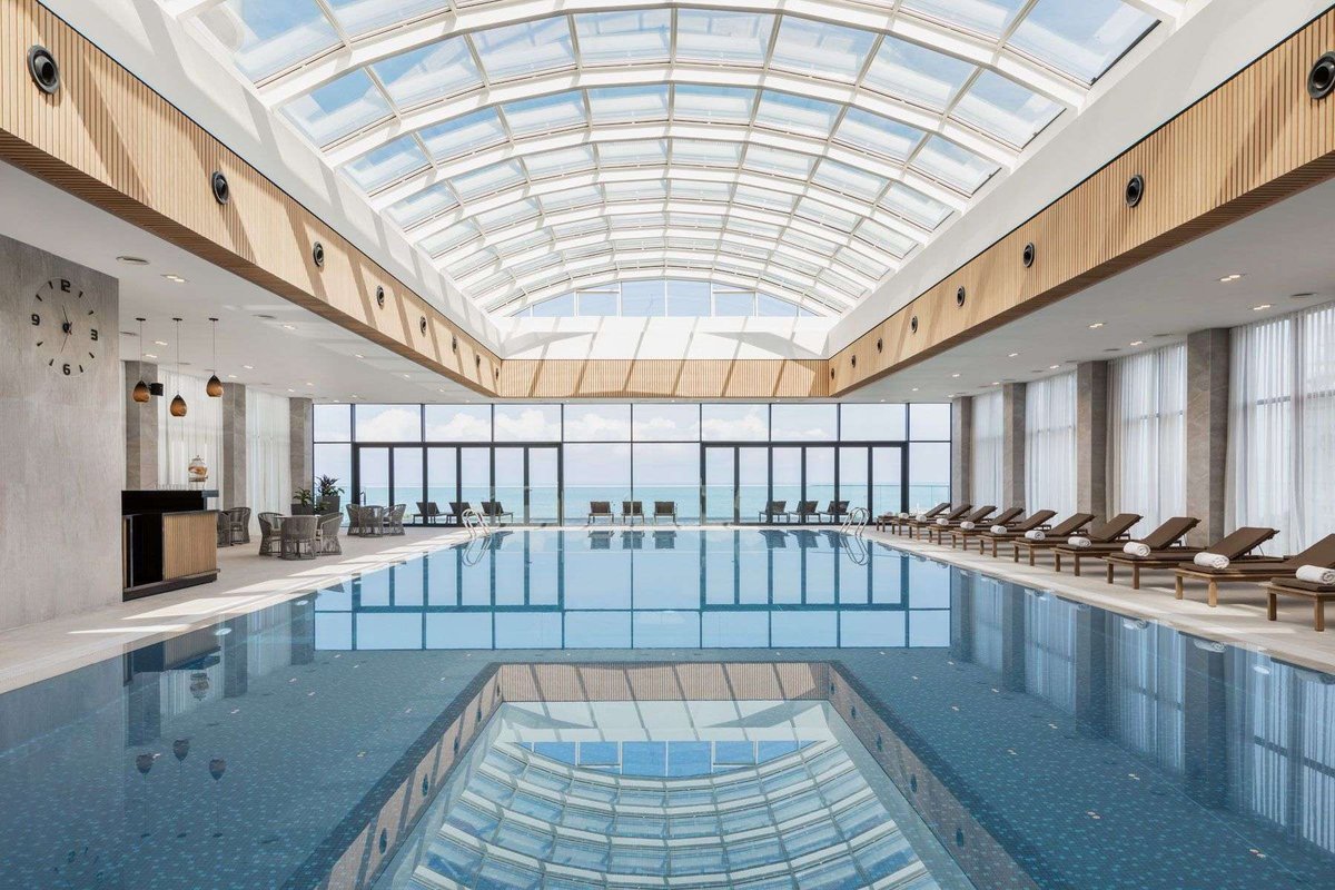 Бассейн гостиницы Courtyard by Marriott в Батуми