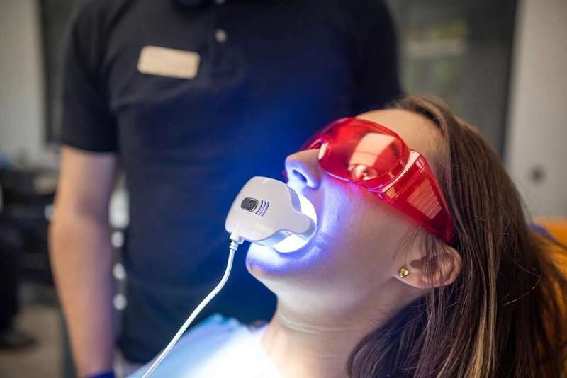 dentist-uses-uv-lamps-during-treatment-of-a-.max-800x600