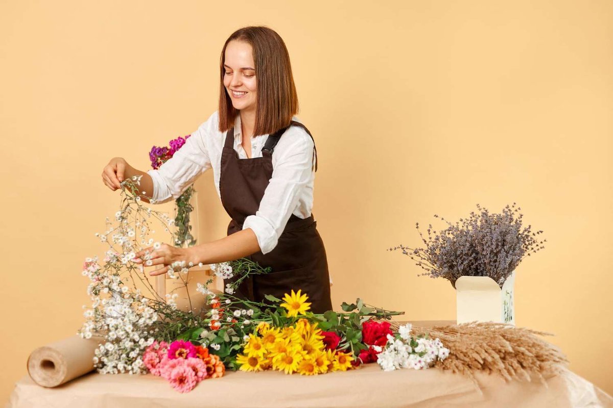 devushka_floristka_sobiraet_buket.original