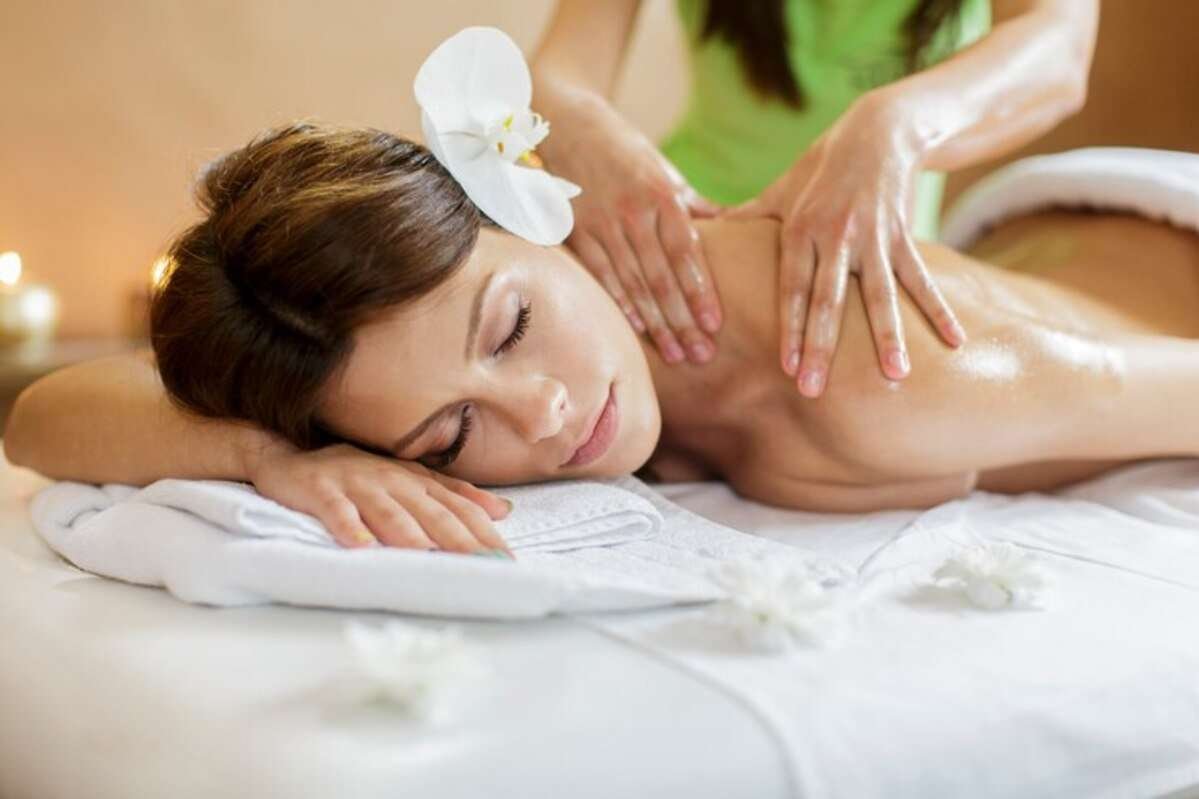 Девушка наслаждается расслабляющим антистрессовым массажем