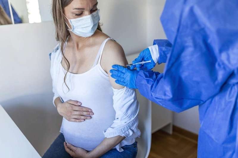 female-doctor-giving-the-coronavirus-vaccine.max-800x600