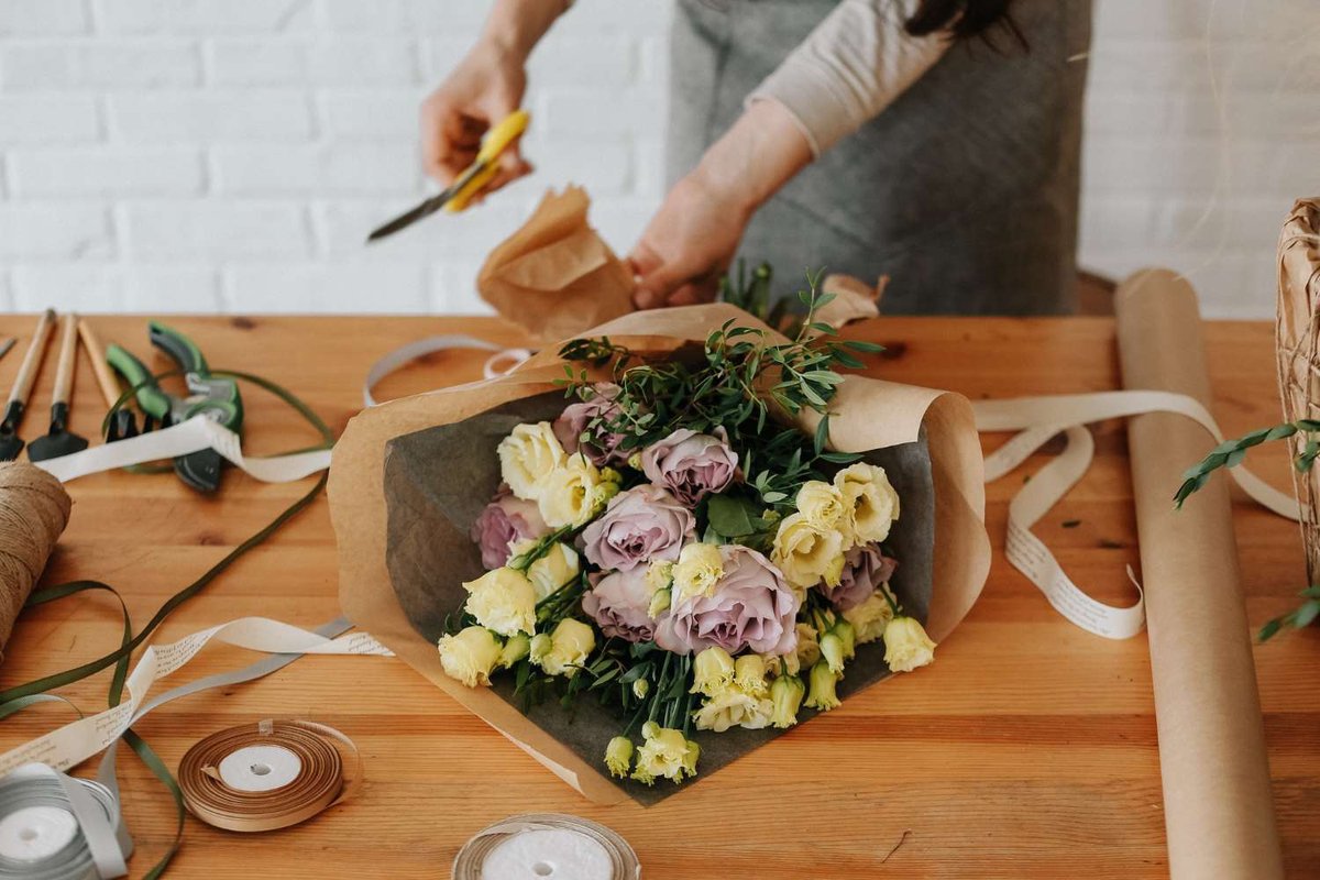 florist_sobiraet_buket_tsvetov.original