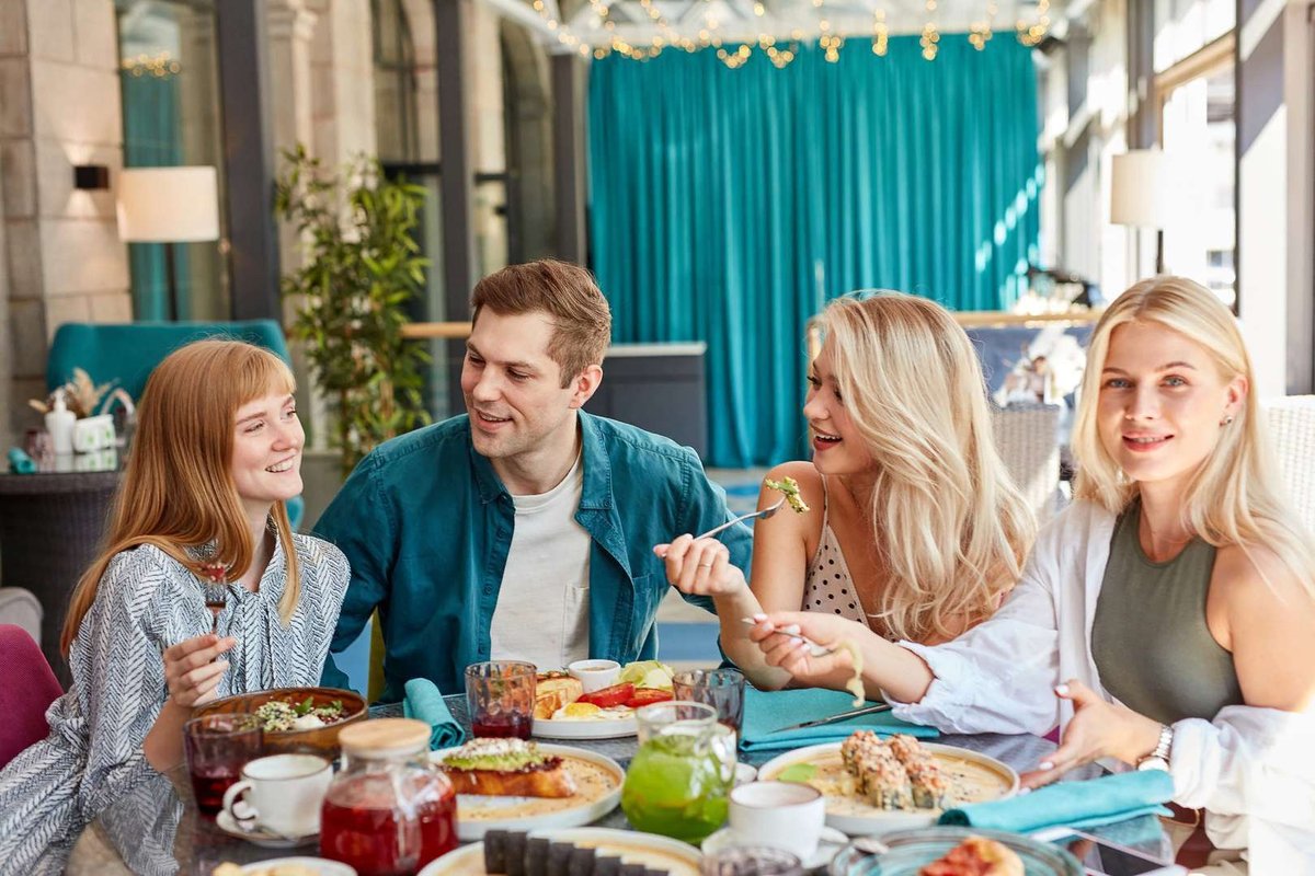 Друзья в гостевом доме