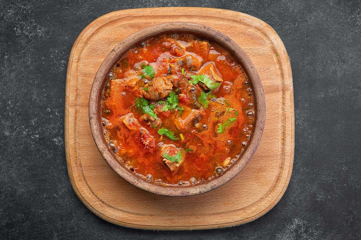 georgian-national-dish-ojakhuri-clay-plate