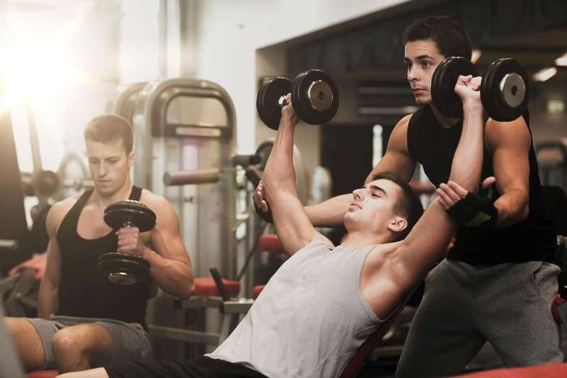 group-of-men-with-dumbbells-in-gym.max-800x600