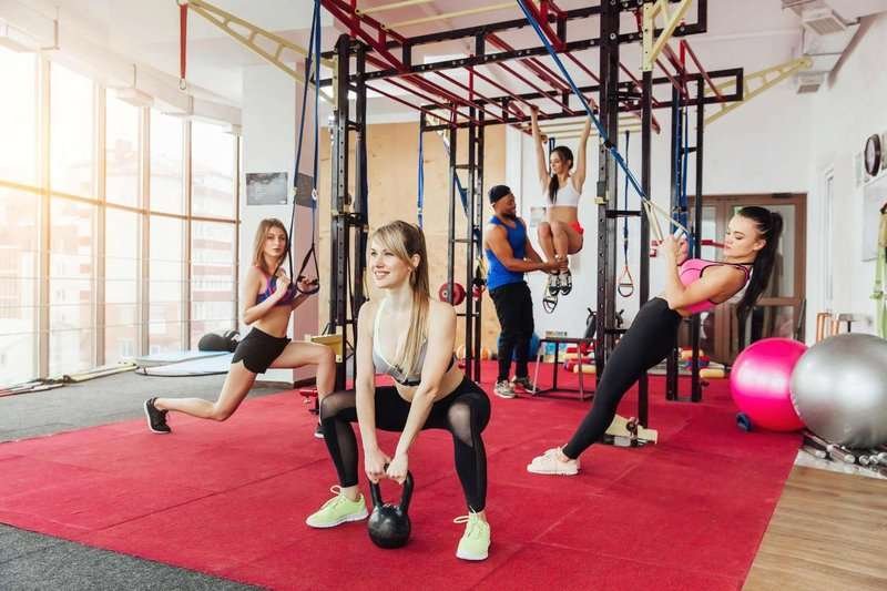 group-of-sportive-people-in-a-gym-training.max-800x600