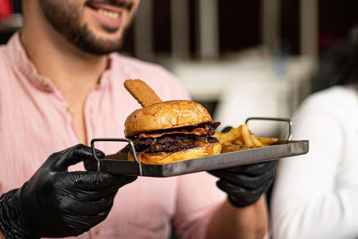 Элегантная подача бургеров в ресторане