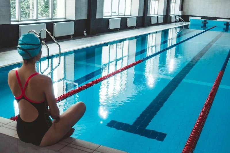 happy-muscular-swimming-woman-in-goggles-and.max-800x600