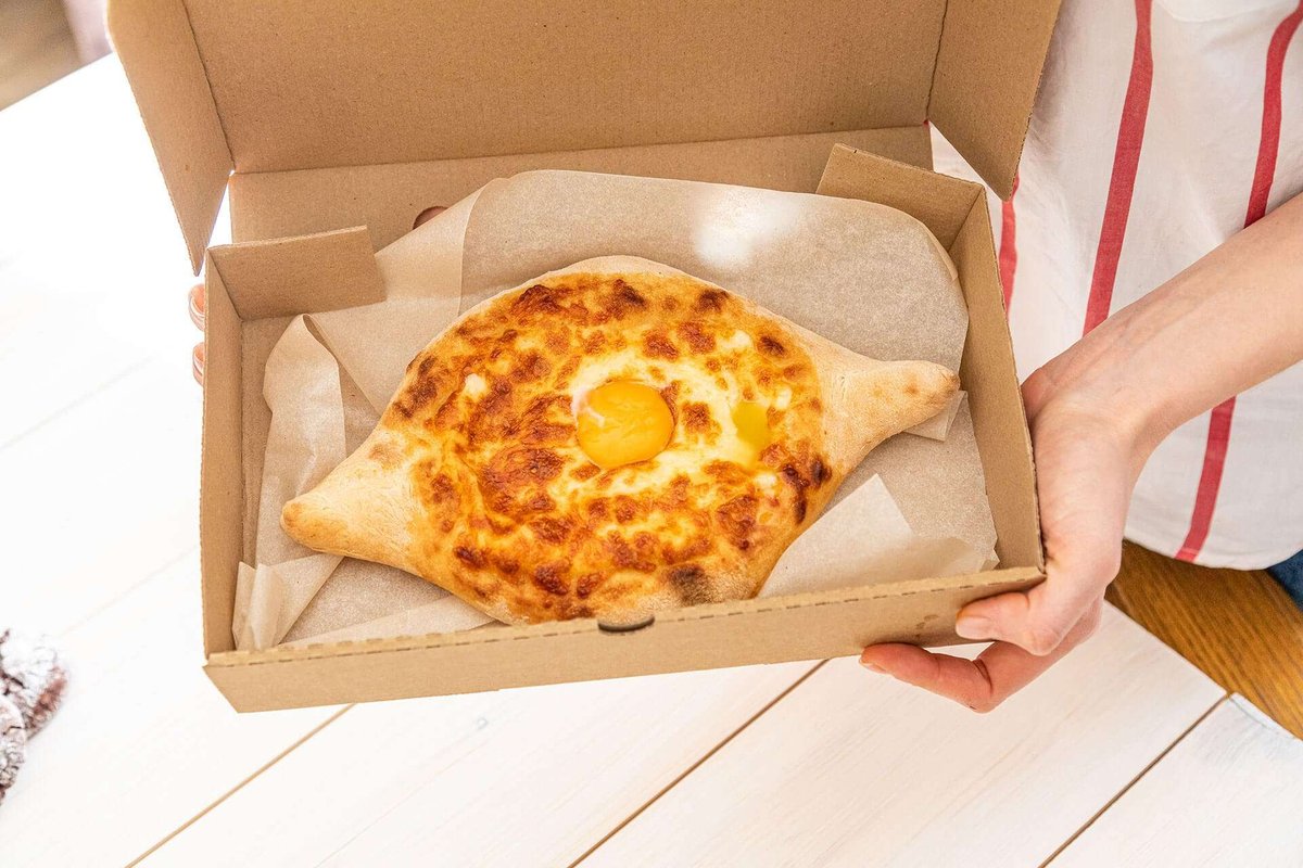khachapuri-adjara-traditional-georgian-cuisine