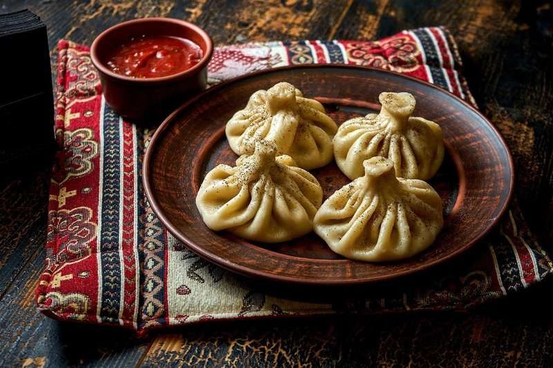 khinkali-with-meat-filling-in-a-plate-georgi.max-800x600