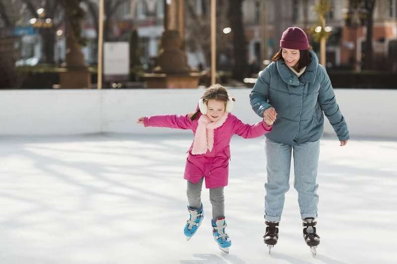 kid-mother-ice-skating-together.max-800x600