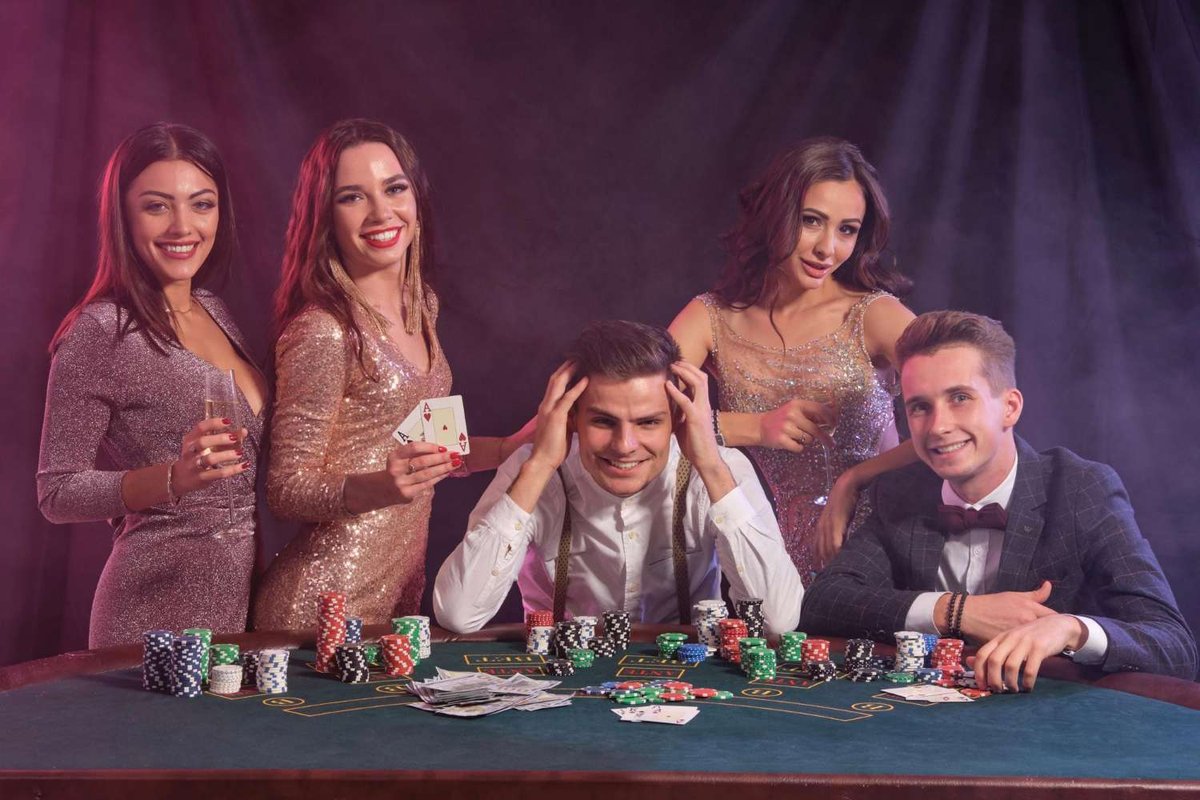 kompaniya_lyudey_igraet_v_poker_v_kazino_Gruzii